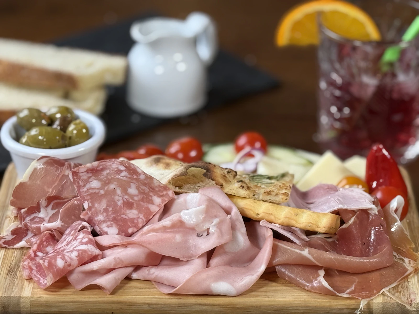 Antipasti-Brett mit Schinken, Salami, Oliven und Käse