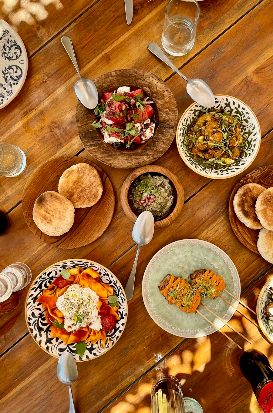 Mezze-Tafel von oben, mehrere kleine Schalen und Fladenbrot