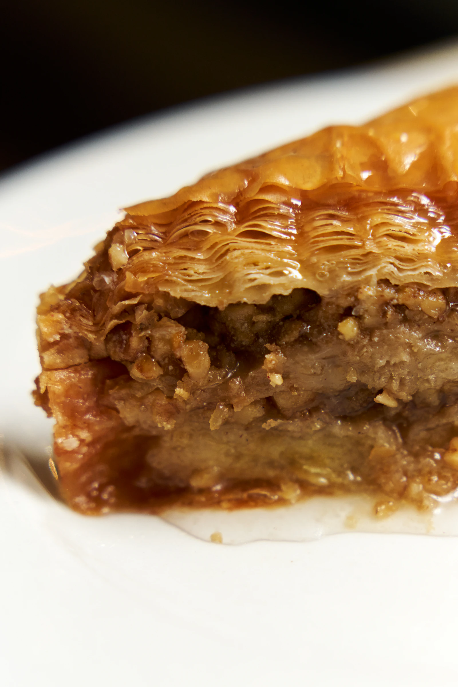 Angeschnittenes Baklava-Stück auf einem Teller