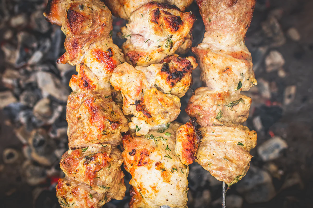 Fleischspieße auf dem Grill über Kohle