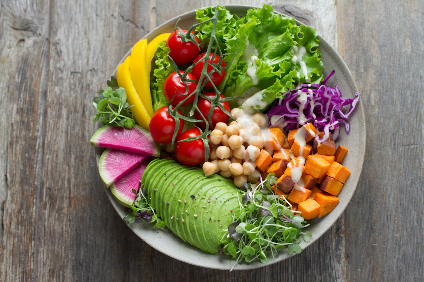 Salatteller von oben mit Avocado, Kichererbsen und Gemüse
